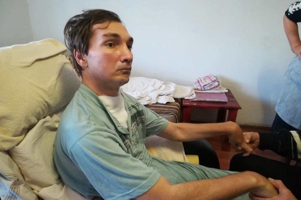 Brinem o njemu, umesto da mu nosim cveće na grob i to mi je dovoljno! Željko je u budnoj komi četiri godine, a njegovi roditelji žive za dan kad će reći: GLADAN SAM! (FOTO)