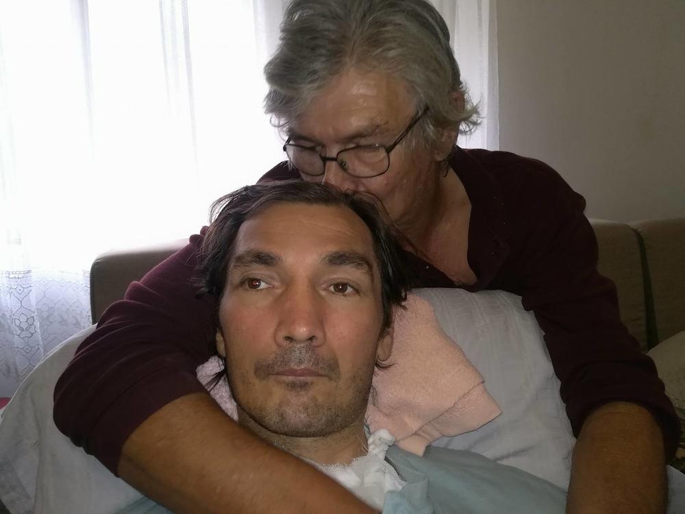 ŽELJKO POPOVIĆ SA MAJKOM KOJA ŽIVI ZA DAN KADA ĆE SE ON PROBUDITI IZ KOME