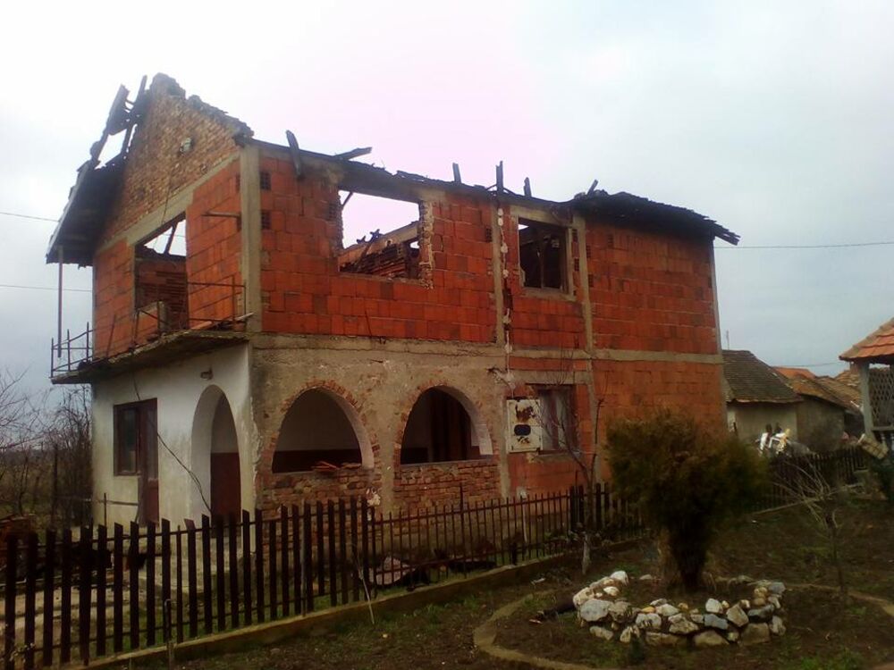 U romskom naselju u Kostolcu, nepoznati počinioci zapalili su stambeni objekat čiji je vlasnik u Nemačkoj  