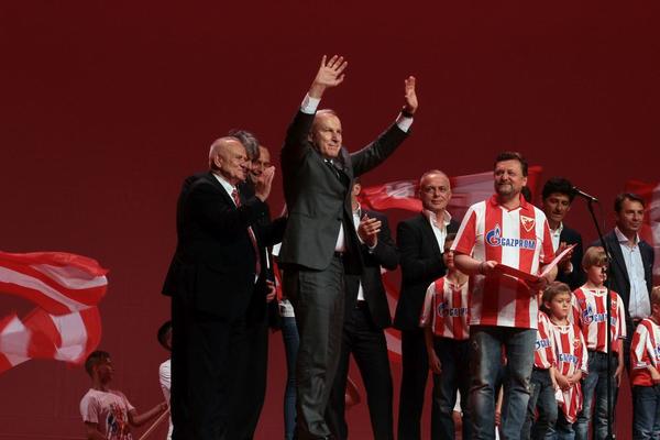 DŽAJA JE LEGENDA GDE GOD SE POJAVI! Ruski fotograf oduševio Zvezdinu zvezdu i poklonio mu sliku sa oproštajnog meča Lava Jašina! (FOTO)