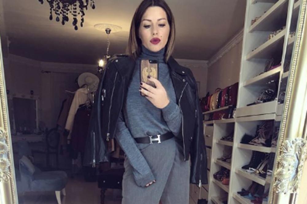 AKO NEŠTO EKSPLODIRA U ARENI TO ĆE BITI ONA! Seka jednom fotkom pokazala kolika je bomba! Aleksićeva u crvenoj haljini bez donjeg veša KIDA! (FOTO)