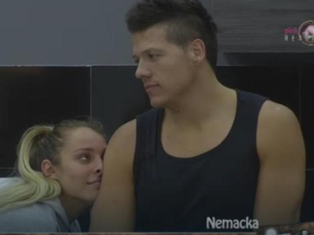 Radanović po čitav dan ne vadi ruku iz gaća 