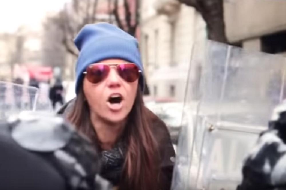 SKINI KAPULJAČU, FAŠISTIČKA SVINJO! Ova devojka je postala SIMBOL BORBE PROTIV FAŠIZMA U SRBIJI! (VIDEO)