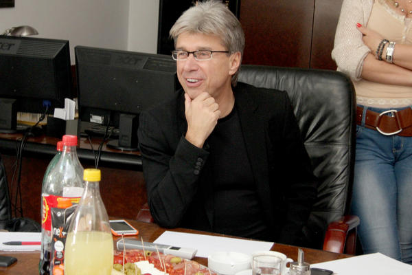 TURBULENTAN ŽIVOT SAŠE POPOVIĆA: Odrastao je u svešteničkoj porodici, '90-ih je u Dafiment banci izgubio sve, a onda se '98. lansirao u zvezde! (FOTO)