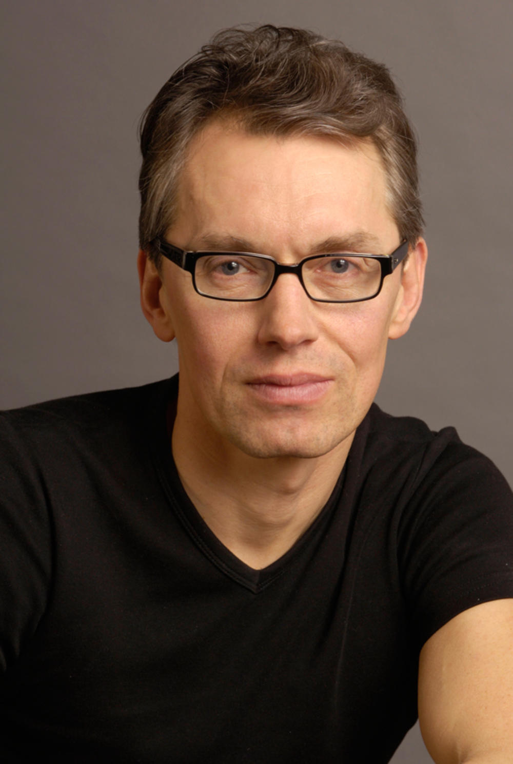 Provodio je dane u biblioteci gledajući video snimke svih velikih baletskih postavki 