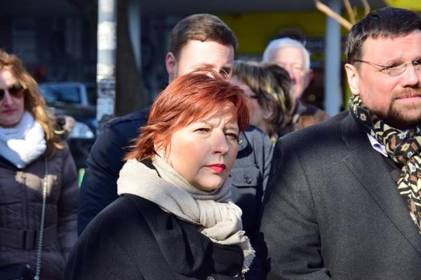 LJUBI BRAT U SUVI VRAT! O poslanici DS Nataši Vučković priča ceo Tviter! POGLEDAJTE ŠTA JE STAVILA NA SEBE! (FOTO)