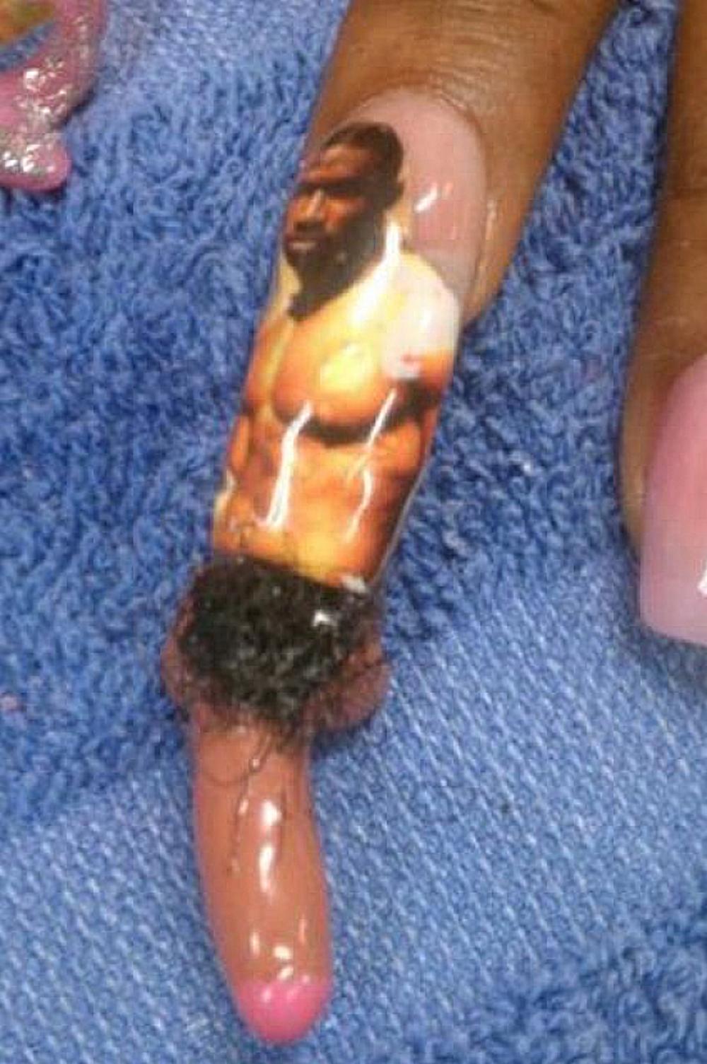 Koliko poremećeni morate da budete pa da odete na ovakav manikir? A kakva li tek treba da bude osoba koja je u stanju ovo čudo da vam napravi od noktiju? 