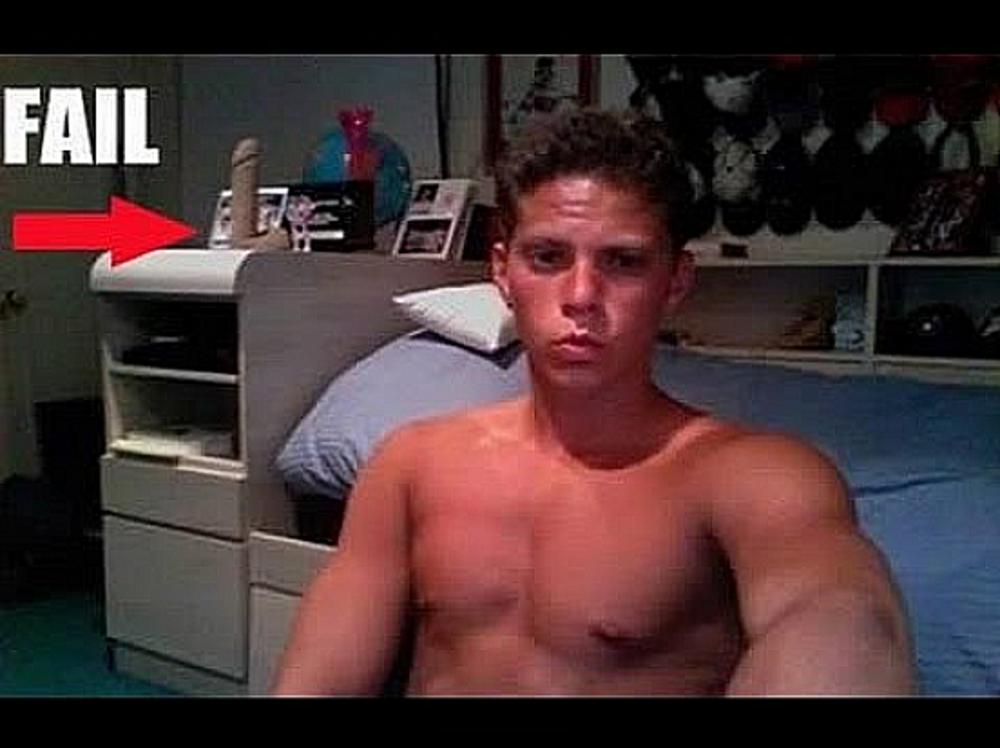 Dečko pozira bez majce, a iza njega je igračka u obliku muškog polnog organa 