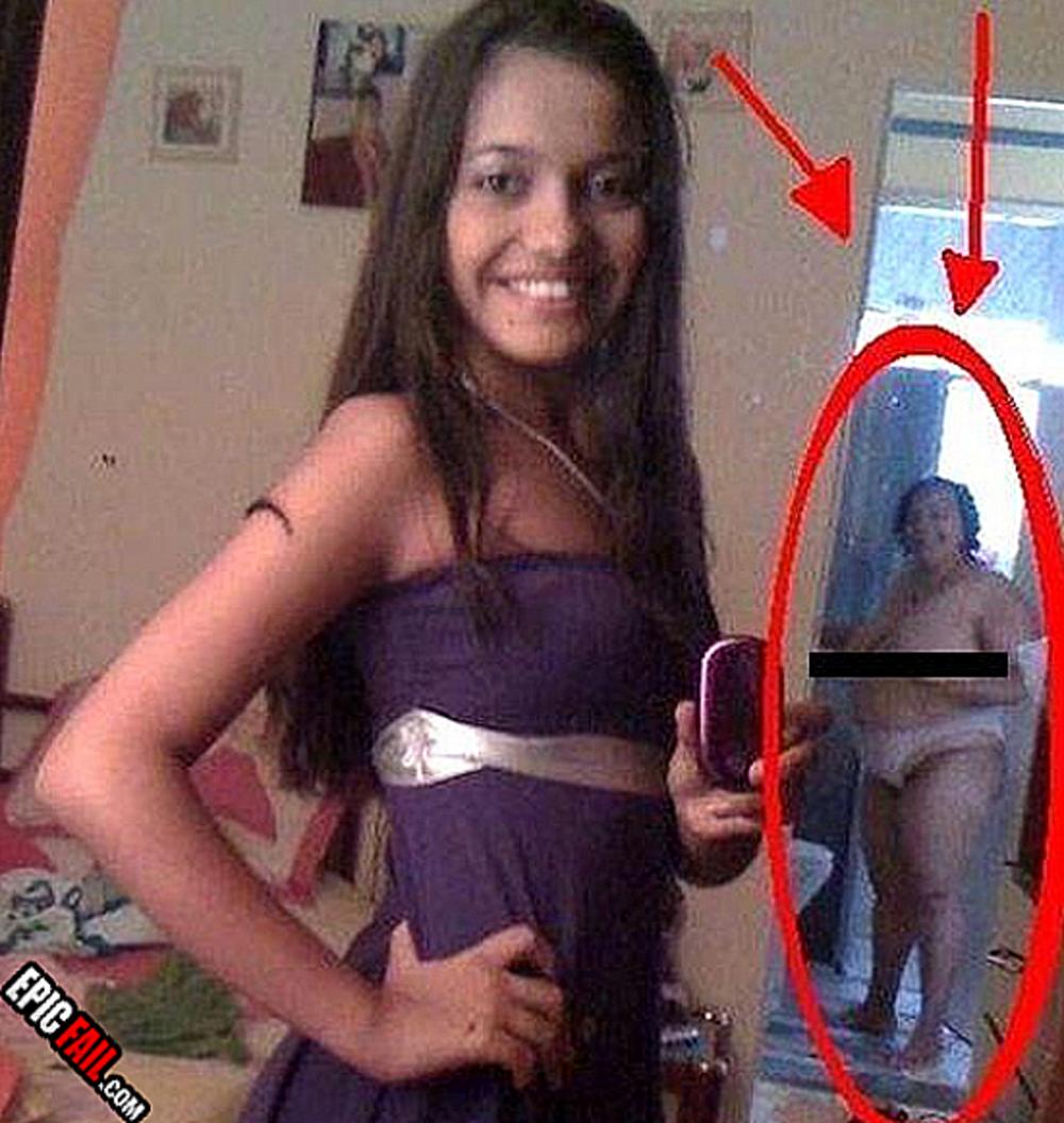 Gola žena u pozadini  