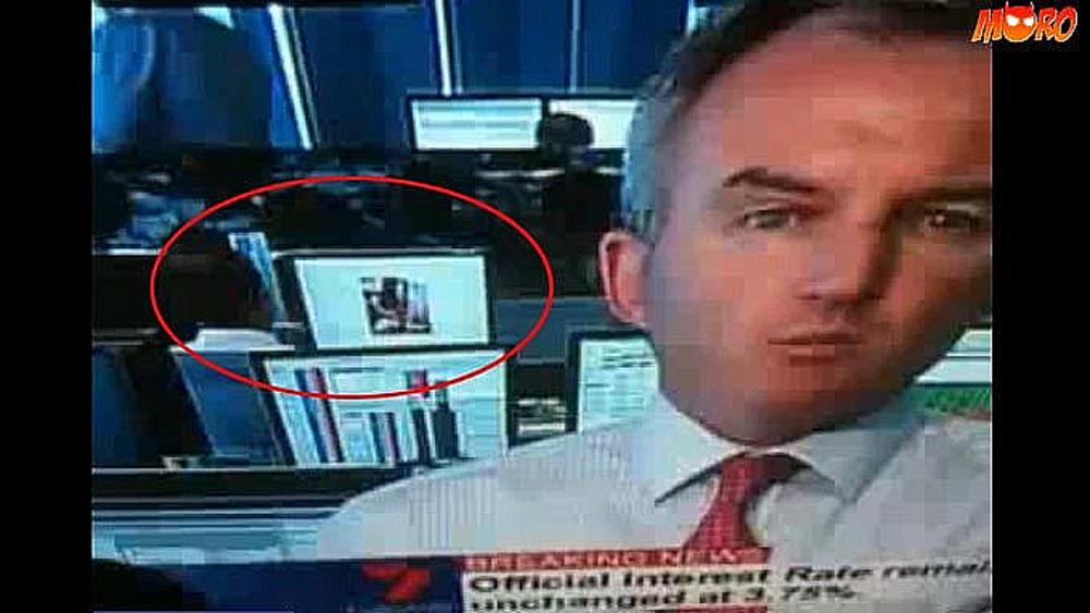 Na ekranu iza voditelja, ni manje ni više, nego gola devojka   