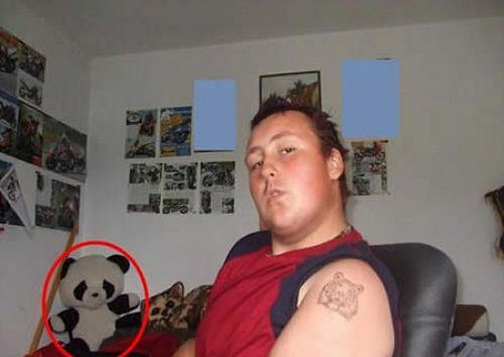 Pozer i plišani panda u pozadini  