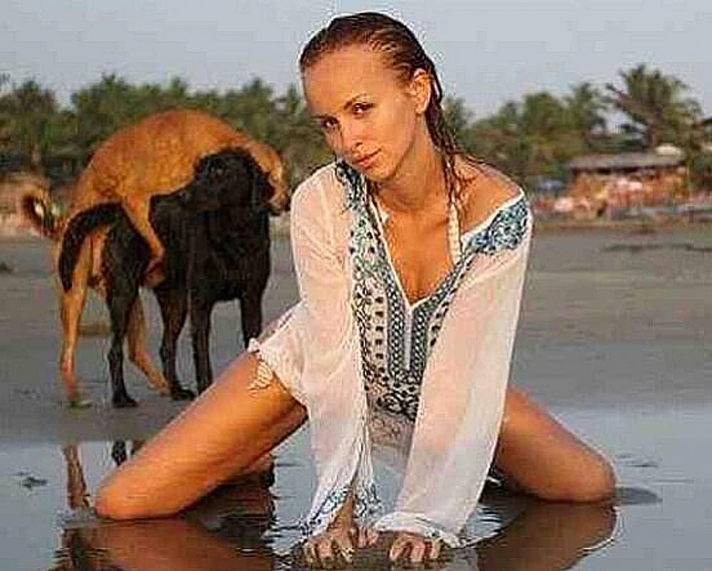 Devojka pozira a iza nje su dva psa u 'akciji