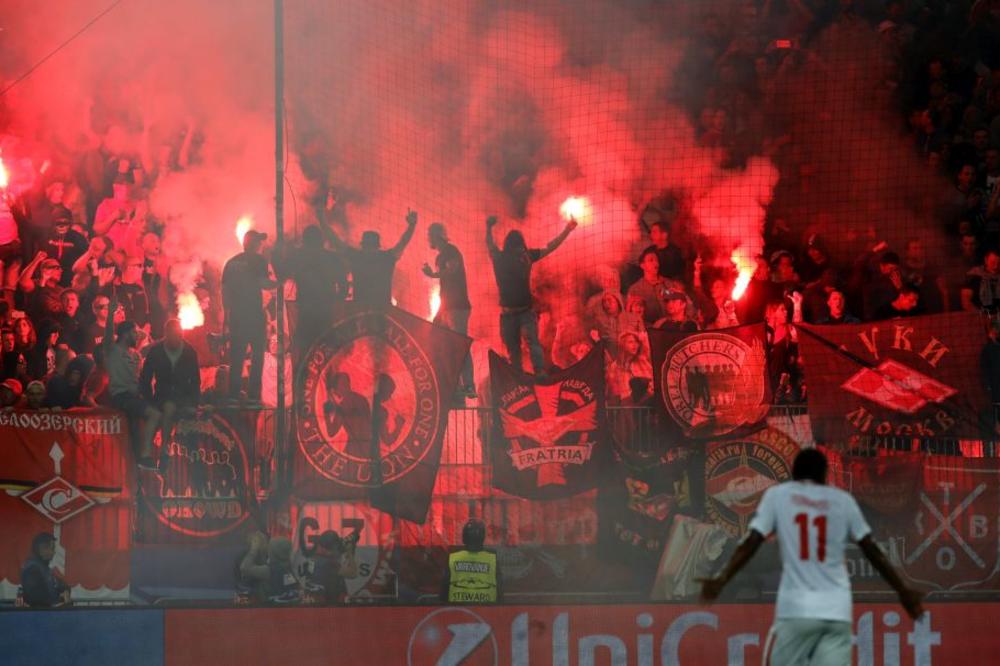 DELIJE, JAVILA VAM SE BRAĆA IZ RUSIJE! Navijač Spartaka pred meč sa Zvezde i CSKA IZNENADIO crveno-bele, a i Grobare! (FOTO) (VIDEO)