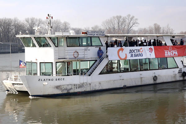 DVERI I DOSTA JE BILO ZAPOČELA KAMPANJU KRSTARENJEM: Hoćemo da isteramo na čistac sve koji su odgovorni za pljačku naroda, grada i države (FOTO)