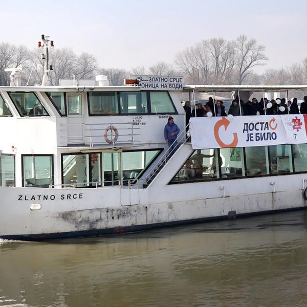 DVERI I DOSTA JE BILO ZAPOČELA KAMPANJU KRSTARENJEM: Hoćemo da isteramo na čistac sve koji su odgovorni za pljačku naroda, grada i države (FOTO)