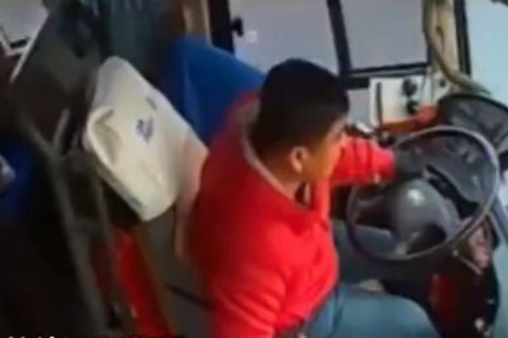 VOZAČ AUTOBUSA UMRO ZA VOLANOM: Putnici pokušali da mu pomognu, PANIKA I HAOS NA PUTU! (VIDEO)