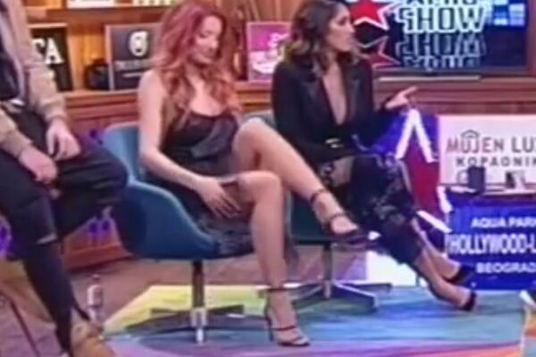 NISKE STRASTI UŽIVO: Rada obukla PREKRATKU haljinu, pa kad je krenula da prekrsti noge, SEVNULO joj je nešto (VIDEO)