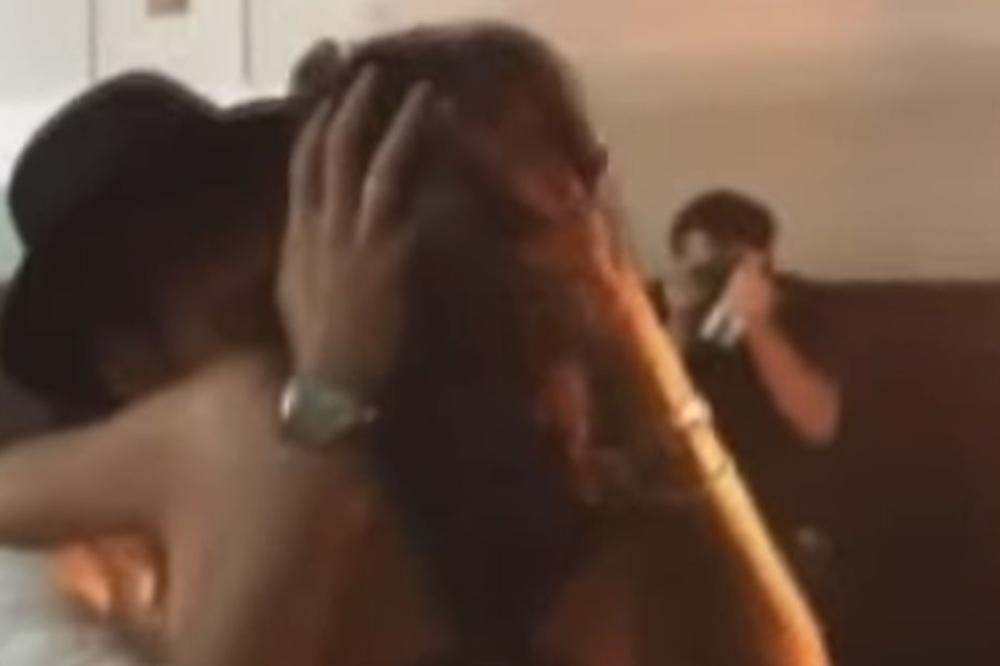 Ju, ju, ju! Šta to rade Nejmar i vrela Bruna?! Navalio je na nju na žurci, pa je odveo u krevet i sve snimao! (VIDEO)