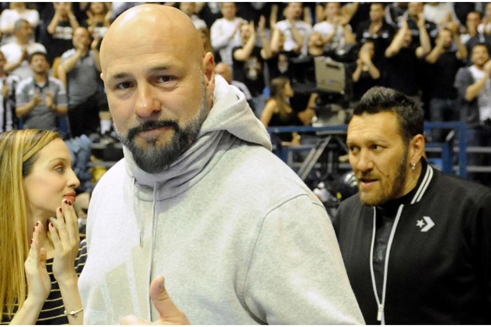 Gru je bio zvezda 90-ih, njegove pesme su i danas HITOVI, a da li ste znali da je njegova žena MANEKENKA i BRUTALNA je riba? (FOTO)