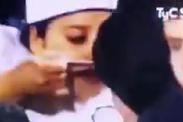 I to se dešava: Proslavila gol svoje ekipe tako što je pošmrkala liniju kokaina! (VIDEO)