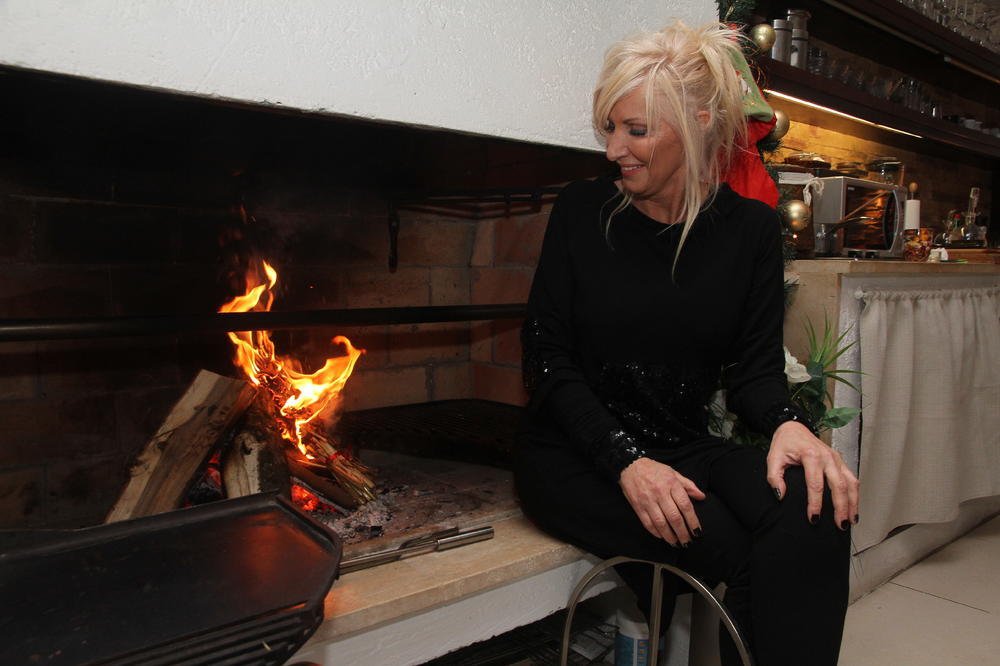 KO JE POMOGAO OVOJ PLAVUŠI DA SE PROBIJE NA ESTRADI: Tajne više NEMA, istina KONAČNO na tacni