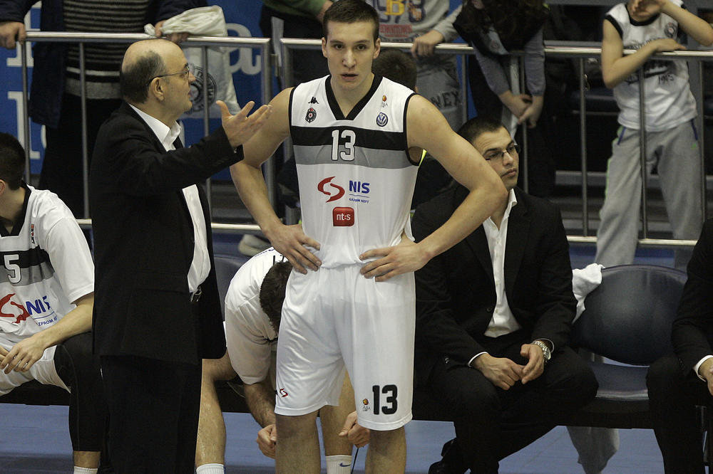 TAJNA KOJA SE ČUVALA GODINAMA: Partizan nema trofej Evropskog šampiona! Miljenik navijača ga izgubio na aerodromu!