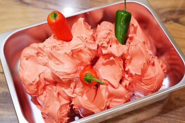 CRVENI SLADOLED OD KOG MOŽETE DA UMRETE! Vražiji dah smeju da jedu samo punoletni, a potpisujete i ugovor da jedete na sopstvenu odgovornost! (FOTO) (VIDEO)