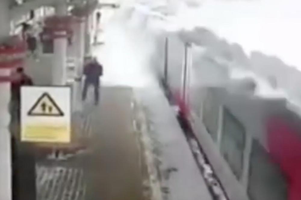 BRUTALNA MOSKOVSKA ZIMA: Voz ulazio u stanicu, pa ga odjednom zatrpala SNEŽNA LAVINA! (VIDEO)