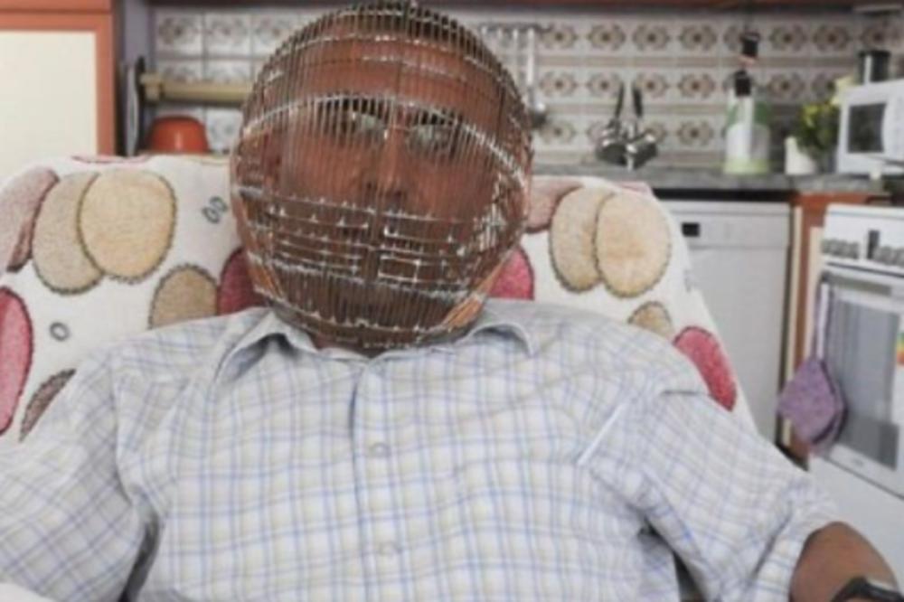 REŠIO DA OSTAVI PUŠENJE NA BRUTALAN NAČIN: Stavio je KAVEZ na glavu, a porodici dao ključ! (VIDEO)