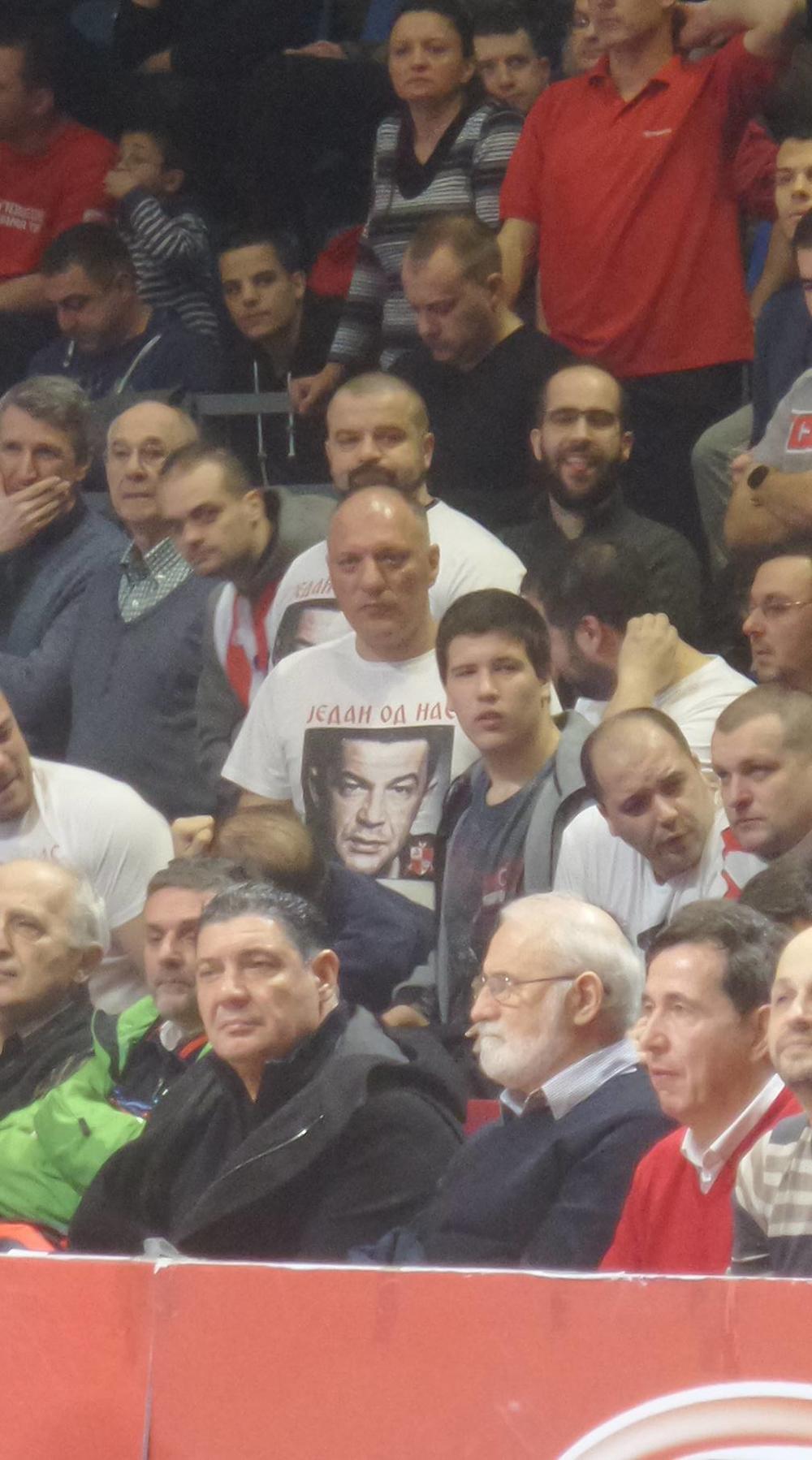 Navijač Zvezde sa majicom posvećenom Nebojši Glogovcu 