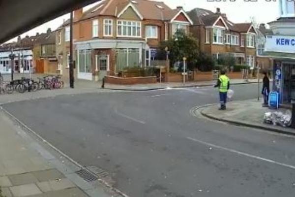 ZA DLAKU IZBEGAO SMRT: Sa neba palo oko 20 kilograma leda, ulični čistač ostao u šoku!