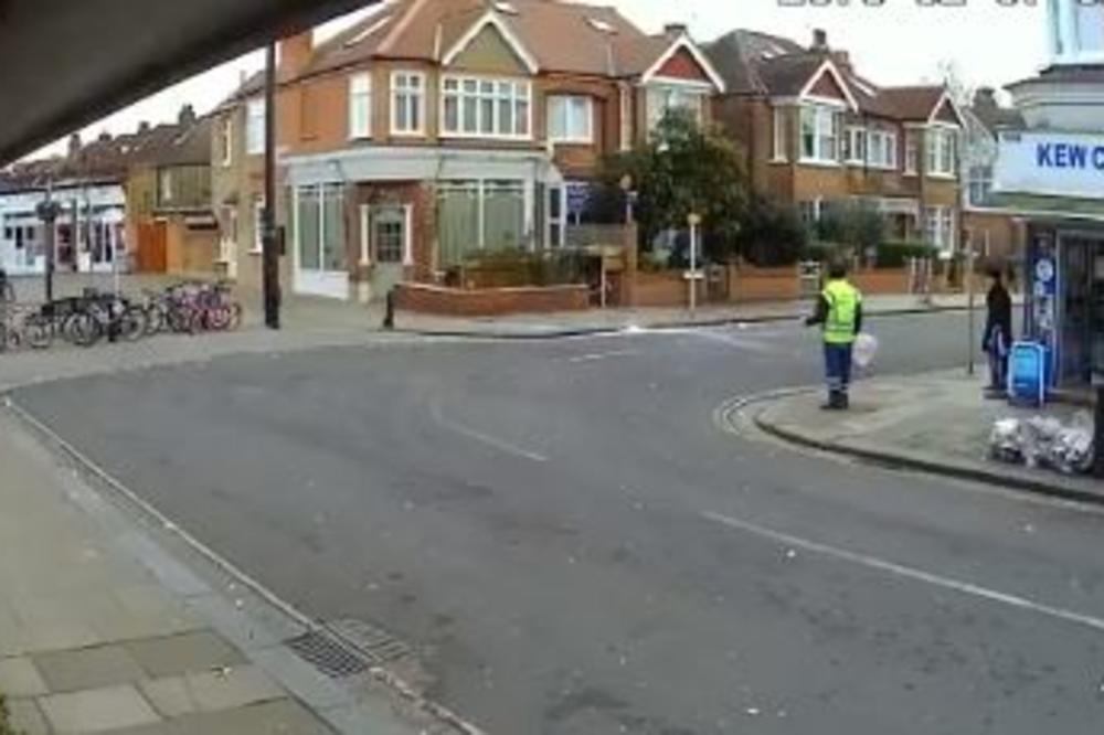 ZA DLAKU IZBEGAO SMRT: Sa neba palo oko 20 kilograma leda, ulični čistač ostao u šoku!