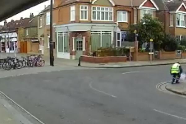 NEKOLIKO METARA GA JE DELILO OD SMRTI: Iz vedra neba pala je LEDENICA OD 20 KILOGRAMA! (VIDEO)