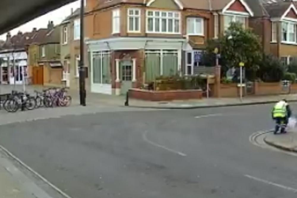 NEKOLIKO METARA GA JE DELILO OD SMRTI: Iz vedra neba pala je LEDENICA OD 20 KILOGRAMA! (VIDEO)