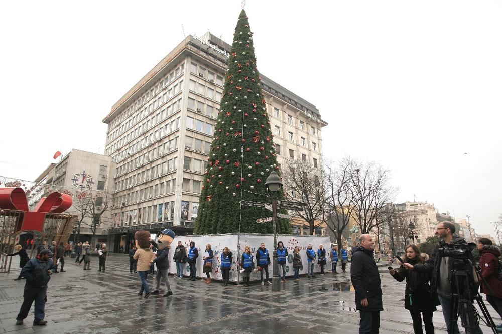 ŠTA RADITE BRE organizovali trku oko novogodišnje jelke