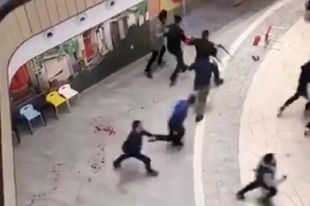 ISPLIVAO SNIMAK HORORA U PEKINGU: Napadnuto 13 ljudi, ubijena jedna žena! (VIDEO)