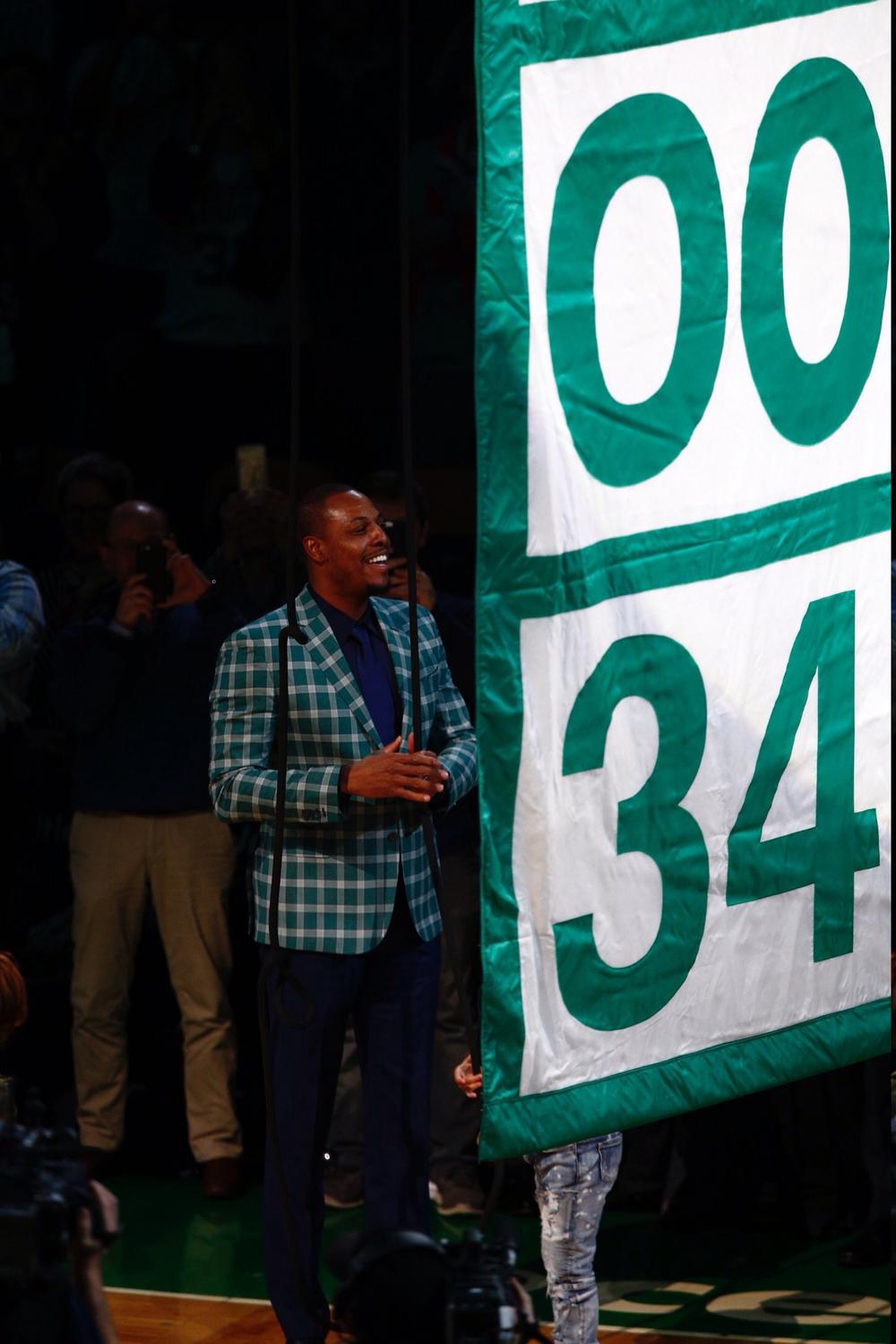 Pol Pirs na povlačenju njegovog dresa u Bostonu