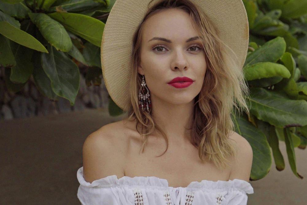 Ženstvene i romantične, ove BLUZE su HIT 2018. godine: Evo zašto bi svaka dama trebalo da ih ima u svom ormaru (FOTO)