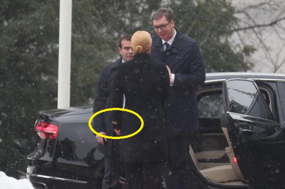 SKRIVENA PORUKA NA KOLINDINOM KAPUTU: Dočekala Vučića SA JEDNOM REČJU na glagoljici izvezenoj zlatnim slovima (FOTO)