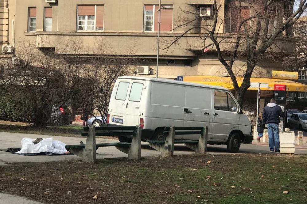 TUGA U CENTRU BG: Pronađen leš muškarca u parku, ŽENA U SUZAMA NA MESTU NESREĆE! (FOTO) (VIDEO)