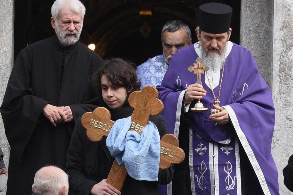 NAJPOTRESNIJA SLIKA S GLOGOVČEVE SAHRANE: Deda i unuk, jedan pored drugog, nose krst Nebojše Glogovca (FOTO)