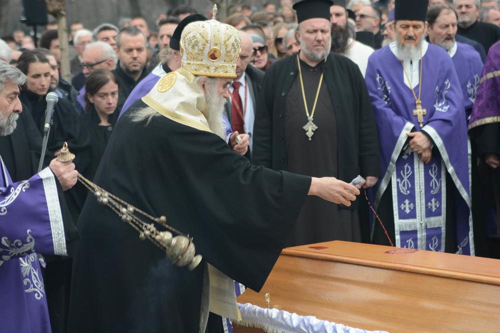 KOJO JE UVEK BIO JAK, OVO GA JE SLOMILO, A TEK KAD VIDITE BJELU... Potresne scene na Glogovčevoj sahrani! (FOTO)