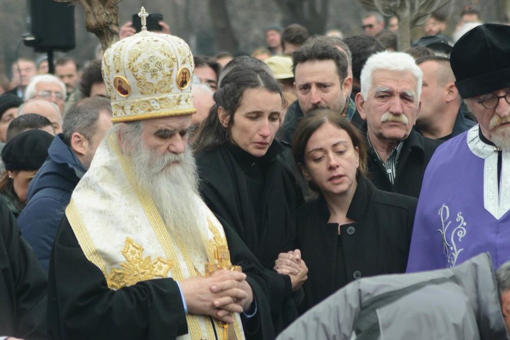 BILA JE NEUTEŠNA, ALI DOSTOJANSTVENA: Supruga Nebojše Glogovca ćutke je primala saučešće (FOTO)