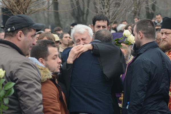 ZAGRLJAJ SAMO ZA ONE S NAJJAČIM SRCEM: Ovo je najtužnija slika s Glogovčeve sahrane! Njegov veliki prijatelj je prišao glumčevom ocu... (FOTO) (VIDEO)
