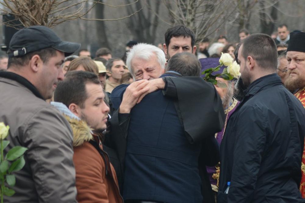 ZAGRLJAJ SAMO ZA ONE S NAJJAČIM SRCEM: Ovo je najtužnija slika s Glogovčeve sahrane! Njegov veliki prijatelj je prišao glumčevom ocu... (FOTO) (VIDEO)