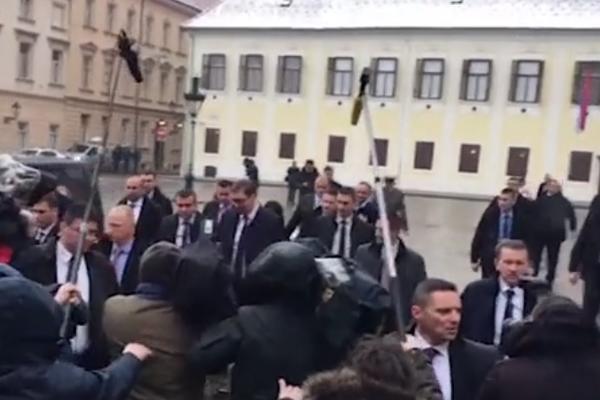 VUČIĆ SE ŠETAO CENTROM ZAGREBA: Obezbeđenje i novinari ga pratili u stopu (VIDEO)