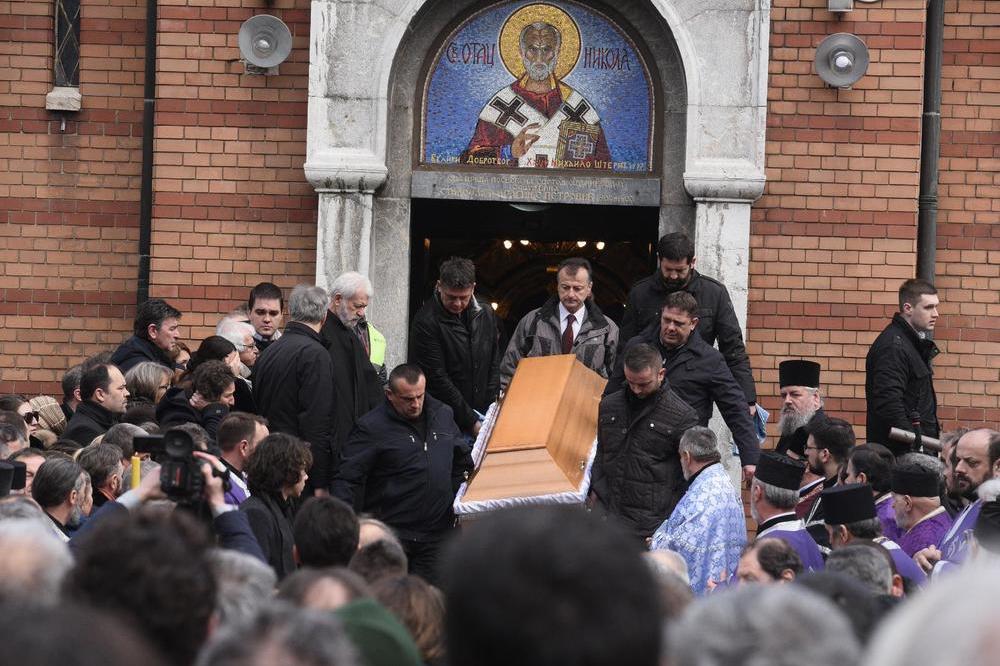 JEDAN OD NJIH JE PLJUNUTI TATA: Nebojša Glogovac ima dva sina iz prvog braka, obojica su bili neutešni na sahrani (FOTO)