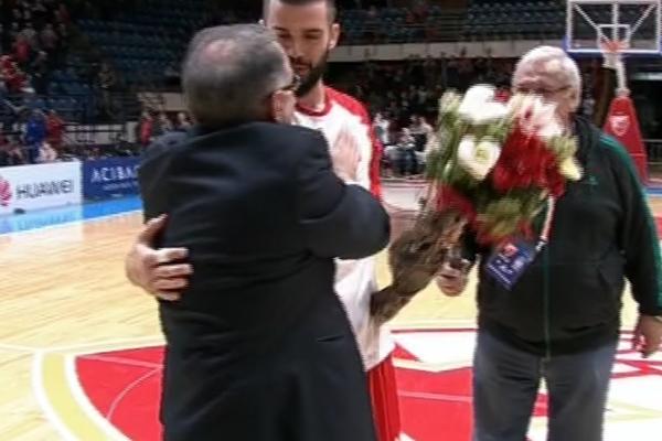 DA LI JE KAPITEN TO ZASLUŽIO?! Branko Lazić ušao u istoriju Zvezde, a navijači su mu se OVAKO zahvalili?! (FOTO)