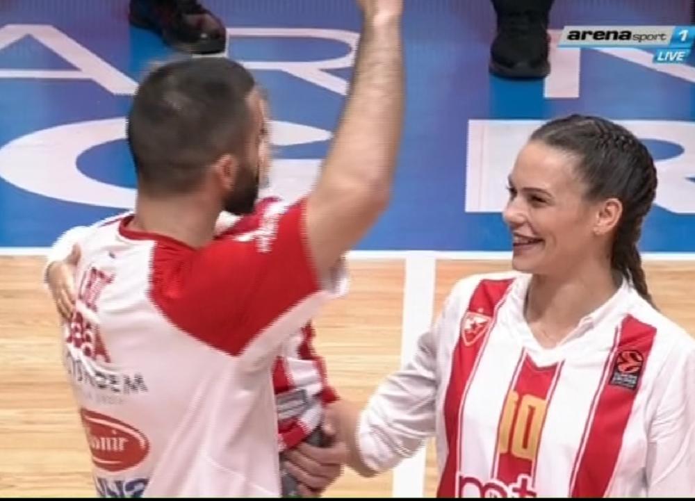 Branko Lazić sa porodicom preuzima tortu povodom 430. nastupa za Zvezdu 