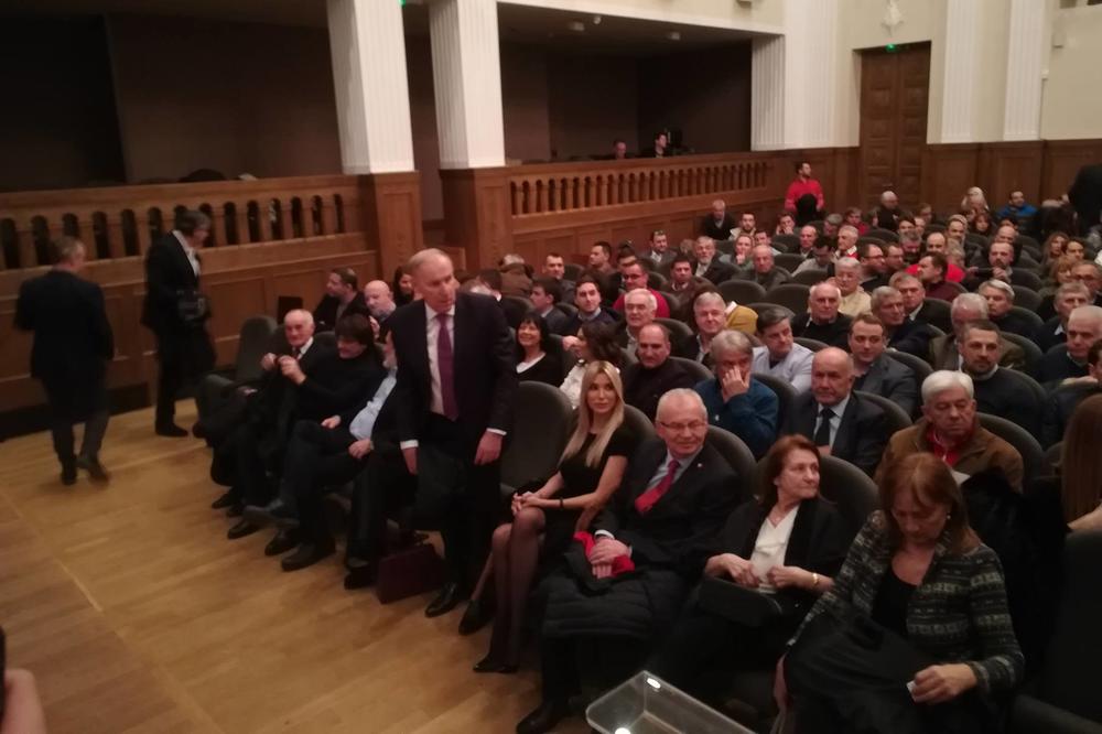 ŠTA TO ZAJEDNO RADE TERZIĆ, VUK DRAŠKOVIĆ I ZDRAVKO ČOLIĆ? Gledaju premijeru brutalno iskrenog filma o Draganu Džajiću! (FOTO) (VIDEO)